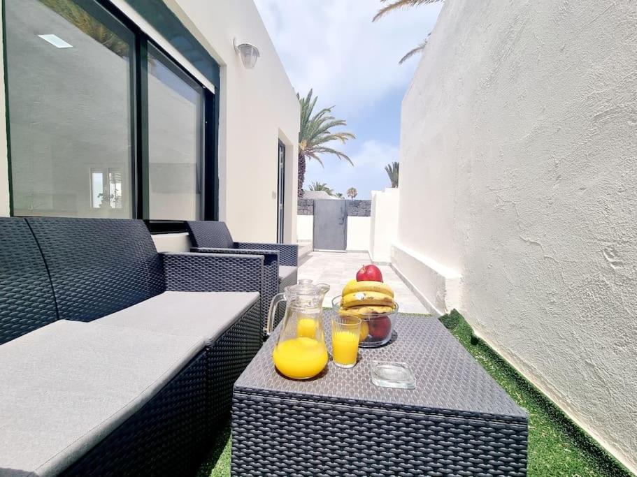 Pequeno Bungalow Firt Line Of The Sea Коста Тегисе Екстериор снимка