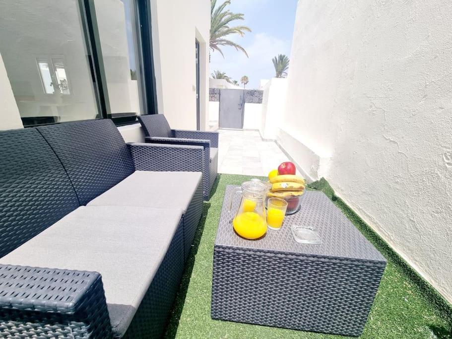 Pequeno Bungalow Firt Line Of The Sea Коста Тегисе Екстериор снимка