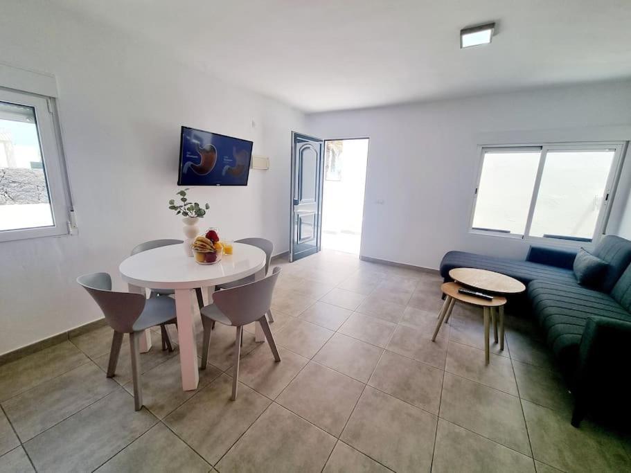Pequeno Bungalow Firt Line Of The Sea Коста Тегисе Екстериор снимка