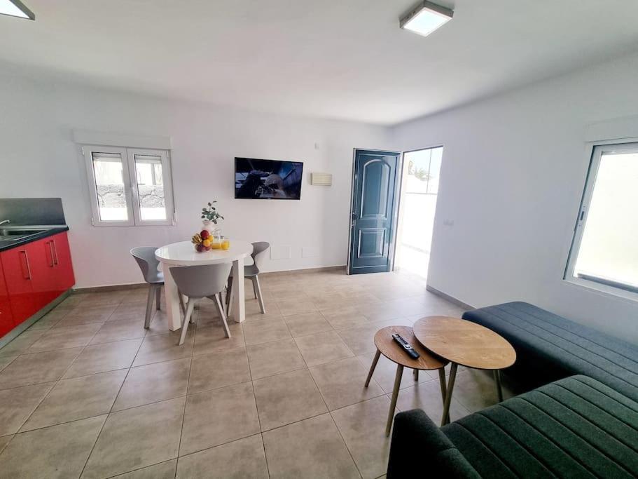 Pequeno Bungalow Firt Line Of The Sea Коста Тегисе Екстериор снимка